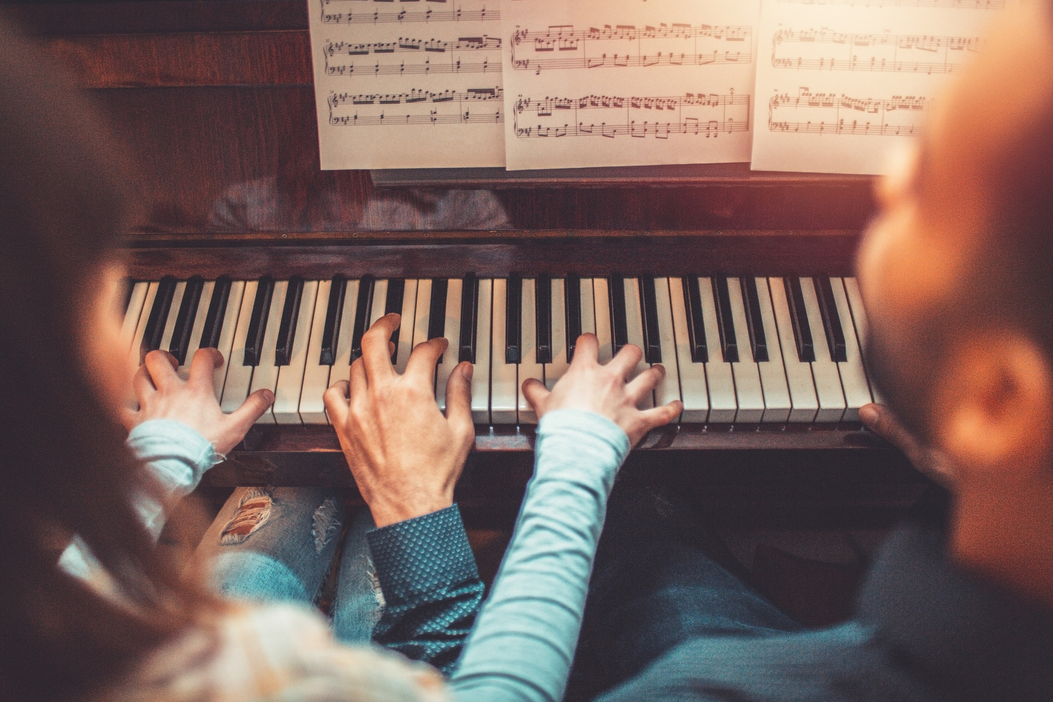 друзья пианино. парень и девушка играют на пианино. пальцы на пианино. том эллис. фортепиано.