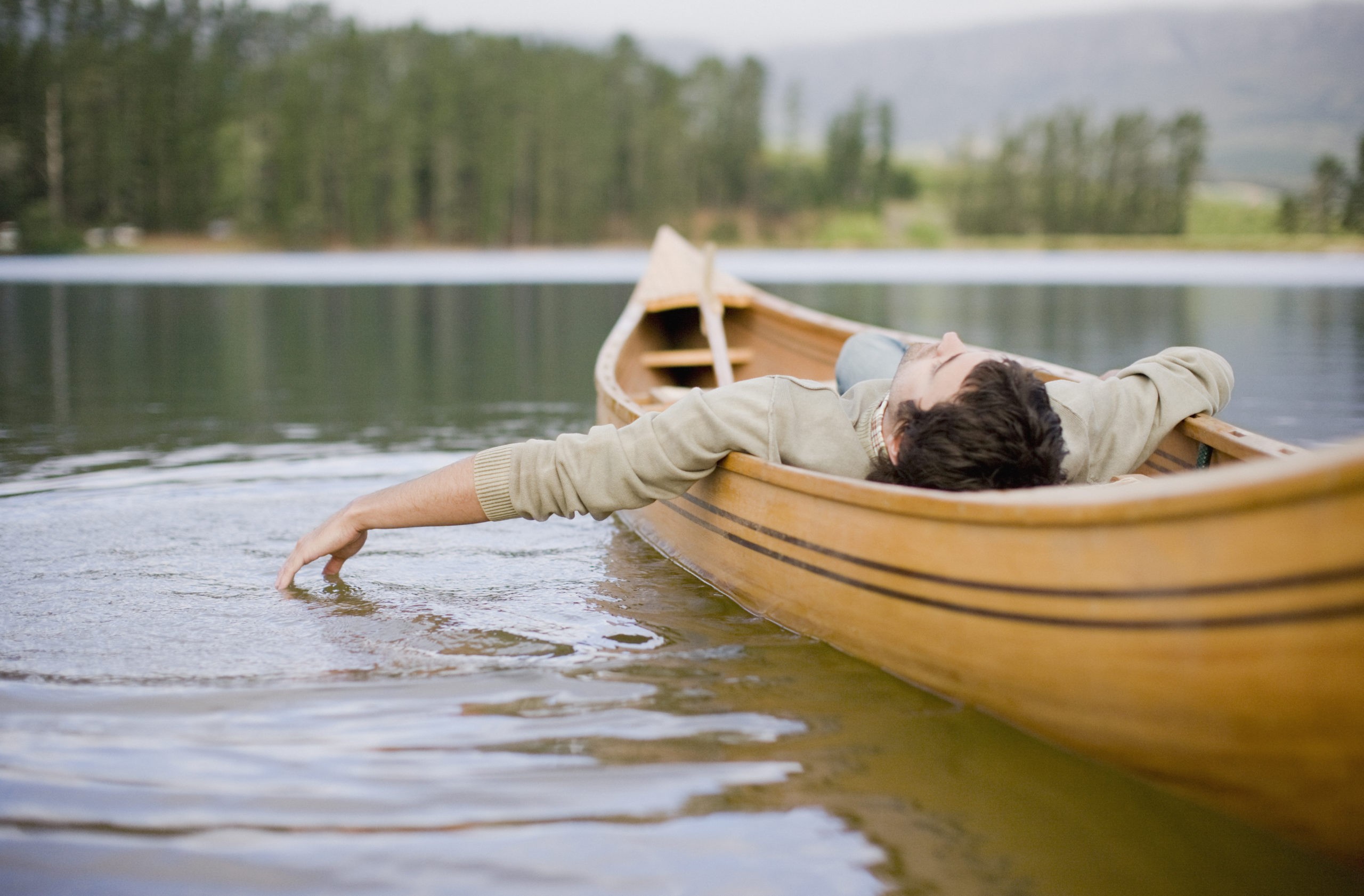 Мужчина через реку. Фотосессия в лодке. Человек в лодке. Парень в лодке. Лежит в лодке.